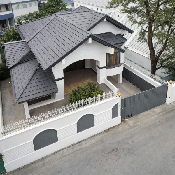 ใกล้ม.ราชภัฏจันทรเกษม 1.5 กม. รัชดาภิเษก32-38 โลตัส วังหิน ให้เช่าบ้านเดี่ยว 2 ชั้น  ทำเลศักยภาพใจกลางเมือง 3 นอน 4 น้ำ  โฮมออฟฟิศ สำนักงาน และการทำธุรกิจ เดินทางสะดวก ศูนย์การค้ารถไฟฟ้า  เชื่อมต่อย่านธุรกิจ และระบบขนส่งสาธารณะได้อย่างรวดเร็ว ให้เช่า 44,999 บาท/เดือนfor rent Rajabhat University 1.5 km. Ratchadaphisek32-38 Lotus WangHin Two-story detached house  44,999 THB/month. in a prime city center location with 3 bed 4 bath Just 700 m. Ideal for residence home office office or business. Convenient access to major roads BTS shopping malls and Chandr