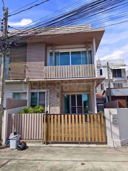 ทาวน์เฮ้าส์ 2 ชั้น หลังมุม หมู่บ้านแกรนด์ ดิตี้ วงแหวน - เสรีไทยขายถูกกว่าราคาประเมิน สภาพสวยพร้อมอยู่บ้านเจ้าของดูแลดีมาก สภาพใหม่กริบ แต่งครบพร้อมเข้าอยู่ได้เลย!ราคาเพียง 3.5 ล้านบาท (3,500,000 บาท)(ค่าโอนคนละครึ่ง)----------------------------------------รายละเอียด- บ้านหลังมุม สภาพสวยพร้อมอยู่ พื้นที่ 25.1 ตรว- 3 ห้องนอน 2 ห้องน้ำ- บ้านหลังมุม ได้ความเป็นส่วนตัว- ของแถมจัดเต็ม: แอร์ 3 เครื่อง + เ�
