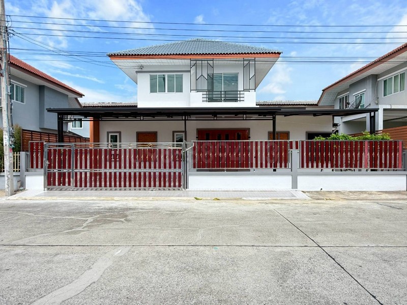 บ้านเดี่ยว 2 ชั้น ม.เพ็ญศิริ 4 เลียบวารี 25/1 ราคาเพียง 3.89 ล้านบาท (3,890,000 บาท)----------------------------------------รายละเอียด- พื้นที่ 54.9 ตรว- 5 ห้องนอน 3 ห้องน้ำ- จอดรถได้ 2-3 คัน- ต่อเติมครัว - มีห้องนอนชั้น 1- ปูกระเบื้องโรงรถ รอบบ้านสถานที่อำนวยความสะดวกใกล้เคียง :โลตัส หนองจอก, บิ๊กซี หนองจอก, มหาวิทยาลัยเทคโนโลยีมหานคร, โรงพยาบาลหนองจอก,โรงเรียนนานาชาติเกาหลีกรุงเทพฯ, โรงเรียนหนองจอกพิทยานุสส