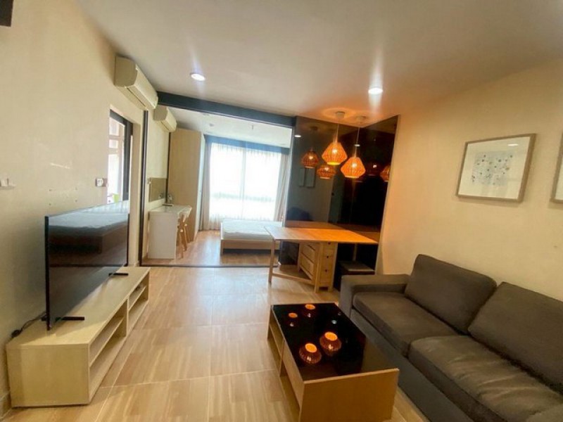 TEL:088-559 5199 คุณเอLine:https://line.me/ti/p/C0eGe0whLXขาย หรือ ให้เช่า Ladda Condoview ศรีราชาคอนโดวิวทะเล ชั้นสูง ใจกลางศรีราชา พร้อมเฟอร์นิเจอร์และเครื่องใช้ไฟฟ้าครบราคาขาย 2,690,000 บาทราคาเช่า 11,000 บาท / เดือนฟรีค่าส่วนกลางมัดจำ 2 เดือน - ชำระล่วงหน้า 1 เดือนชั้น 22 วิวทะเลสวยพื้นที่ 35 ตารางเมตร1 ห้องนอน 1 ห้องน้ำห้องพร้อมอยู่ บิวท์อินทั้งห้องมีอ่างอาบน้ำ เพิ่มความสะดวกสบายในการพักผ่อนเฟอร์นิเจอร์และ