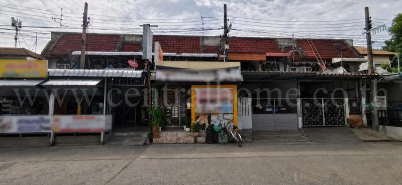 รหัสทรัพย์ 7330ทาวน์เฮ้าส์ 25 ตร.วา แจ้งวัฒนะ14 ทำเลธุรกิจ ติดถนนเมนที่ตั้ง:&nbsp;ซอยแจ้งวัฒนะ 14 แขวงทุ่งสองห้อง เขตหลักสี่ กรุงเทพมหานคร 10210รายละเอียดทรัพย์&nbsp;- ทาวน์เฮ้าส์ 2 ชั้น เนื้อที่ดิน 25 ตารางวา พื้นที่ใช้สอย 140 ตารางเมตร- 3 ห้องนอน, 2 ห้องน้ำ, 1 ห้องครัว, 1 ห้องรับแขก- ติดถนนเมนแจ้งวัฒนะ14- เหมาะแก่การทำธุรกิจ- หน้าบ้านหันทางทิศตะวันตกสถานที่สำคัญและทำเลใกล้เคียง&nbsp;- รถ