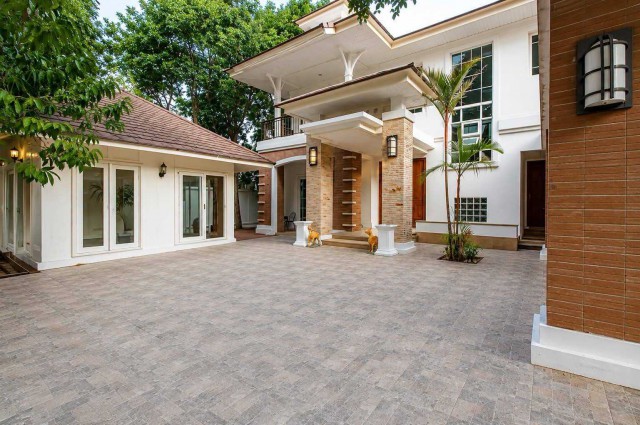 AOM 2930ขายบ้านเดี่ยวสุดหรู  ดิ เอ็มเพอร์เรอร์ กาญจนาภิเษก/บางแค   โครงการ The Emperor Narasiri Collection แขวงหลักสอง เขตบางแค,กรุงเทพมหานคร   บ้านเดี่ยว   4  ห้องนอน   4   ห้องน้ำ   1  ห้องรับแขก   1  ห้องครัว   ที่ดิน   147.00 ตร.ว.   ใช้สอย   380.00 ตร.ม.ราคา 26,000,000จุดเด่น- ทำเลโดดเด่นสุด ติดถนนเมนกว้าง หลังแรกของโครงการ- ใกล้คลับเฮ้าส์มาก เสมือนมีสระว่ายน้ำและฟิตเนสส่วนตัว- บ้านสไตล์รีสอร์ทหรูหรารายละเอียด- �