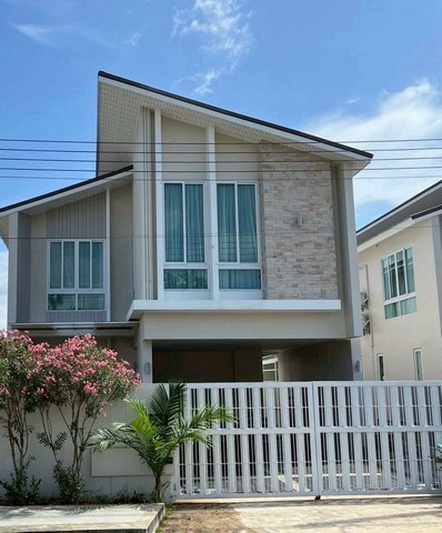 ขายขาดทุน 12.5 ล้าน Pool Villa Luxury #กุลพันธ์วิลล์9 ราคาดีที่สุดในโครงการ บ้านหรูสภาพใหม่ #เฟอร์นิเจอร์ครบ #หิ้วกระเป๋าเข้าอยู่ได้ทันที เหมาะทั้งอยู่อาศัย และลงทุนระยะยาวรายละเอียดบ้านเนื้อที่ดิน 93 ตร.วาพื้นที่ใช้สอยประมาณ 310 ตร.ม.4 ห้องนอน5 ห้องน้ำ2 ที่จอดรถพร้อม EV Charger สำหรับรถไฟฟ้าบ้านใหม่ อายุเพียง 2 ปีจุดเด่นขายพร้อมเฟอร์นิเจอร์ครบทั้งหลังดีไซน์บ้านหรู ฟังก์ชันลงตั