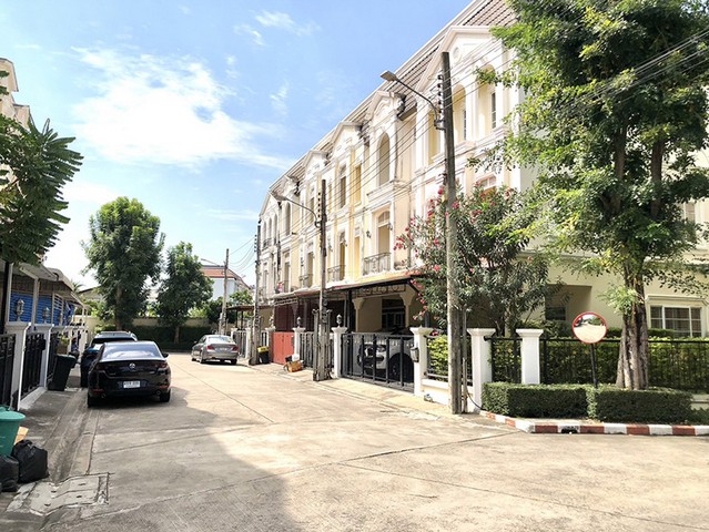 หากคุณกำลังมองหาบ้านที่ตอบโจทย์ทั้งการอยู่อาศัย การทำงาน และการเดินทางเข้าเมืองบ้านหลังนี้คือคำตอบที่ลงตัวสำหรับชีวิตคนเมืองยุคใหม่โครงการ Baan Urban Sathorn โซน Marco Poloถนนราชพฤกษ์ แขวงบางจาก เขตภาษีเจริญ กรุงเทพฯหนึ่งในโครงการบนถนนราชพฤกษ์ที่อยู่ใกล้สาทรมากที่สุดทาวน์โฮมหรู 3 ชั้น แบบ Modern Simplicity สะท้อน Life Style คนเมืองได้อย่างลงตัว รายละเอียดทรัพย์ -ทาวน์โฮม 3 ชั้น  -ขนา�