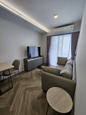 Chapter Thonglor 25 privacy tranquility pleasant 3rd floor BTS Thonglor***Property sales/rental services and consultation available. Contact us anytime.***For more details, photos, or to schedule a viewing:Contact Ekachai (Aui)T. 089-799-5598Line ID: @auiauiaui001 (Add the @ symbol) (Agent Post)---------------------------------------------------------------Room Type: 1 Bedroom, 1 BathroomSize: 35 sq m, 3rd Floor, Building BNew, clean, beautifully decorated, ready to move in.Details--------------------------------------------------------------Rental Price: 25,000 THB/month--------------------------------------------------------------*Amenities:- Co-Living Garden- Swimming Pool- Fitness Center- Sauna--------------------------------------------------------------*Nearby Landmarks (Information based on Google Map)- Park Lane Ekkamai- Gateway Ekkamai- Major Ekkamai- Bangkok University, Kluaynamthai Campus- Wells International School- Sukhumvit Hospital.