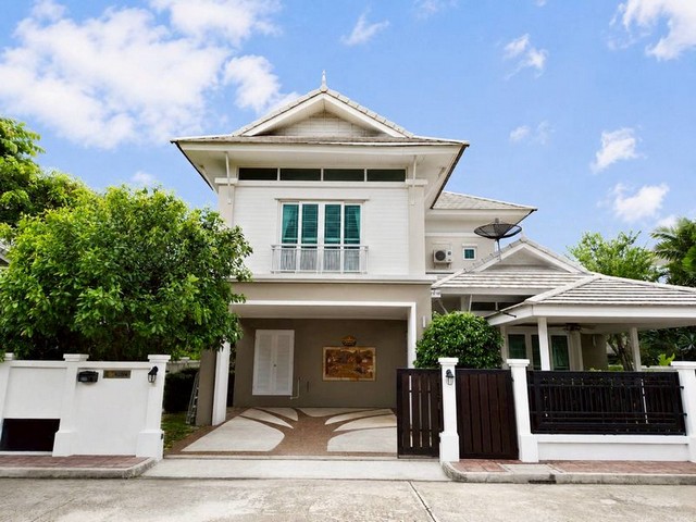  ขายบ้านเดอะรอยัล สามมุข วิลล่า บางแสน 1 ในโครงการบ้านหรูพร้อมสระว่ายน้ำส่วนตัว ใกล้บางแสน พร้อมเข้าอยู่# หากคุณกำลังมองหาบ้านระดับ Luxury ในทำเลบางแสน บ้านหลังนี้ตอบโจทย์ทั้งการอยู่อาศัยและการลงทุน*** ราคาเพียง 9,500,000 บาท (ขายด่วน)#รายละเอียด ▪️ บ้านเดี่ยว 2 ชั้น ▪️ เนื้อที่ 91 ตร.ว. ▪️ พื้นที่ใช้สอย 226 ตร.ม. ▪️ อายุบ้าน 12 ปี ▪️ 3 ห้องนอน ▪️ 5 ห้องน้ำ ▪️ 1 ห้องแม่บ้าน ▪️ จอดรถ 2 ค�