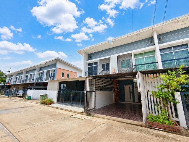 บ้านประภัสสร พรีซิโอ 4 #ทาวน์เฮ้าส์2ชัั้น นาป่า#บ้านพร้อมเข้าอยู่ ทำเลดี ใกล้นิคมอุตสาหกรรมอมตะนคร เหมาะสำหรับพนักงานบริษัท ครอบครัวเริ่มต้น หรือซื้อไว้ลงทุนปล่อยเช่า*** 1,600,000 บาท (ฟรีค่าโอน)พื้นที่ 20 ตร.ว. พื้นที่ใช้สอย 85 ตร.ม.   3 ห้องนอน 2 ห้องน้ำ จอดรถ 1 คัน  บ้านหันหน้าทิศใต้ #ของแถม :-- ต่อเติมครัว - หลังคาโรงรถ - ปูกระเบื้องโรงรถ - ไม้ระแนงหน้าบ้าน -  แอร์ 2 เครื่อง - เตีย�
