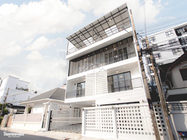 ขายโฮมออฟฟิศ 4 ชั้น 51 ตรว. กว่า 800 ตรม. 7 ห้องนอน ซอย 20 มิถุนา รีโนเวทใหม่ ใจกลางห้วยขวาง สุทธิสาร ใกล้ MRT สุทธิสาร *** ราคาขาย 22 ล้านบาท พร้อมโอน  ติดต่อ::  ชยา โทร/ID Line:: 0942823961   Link Line:: https://line.me/ti/p/3xFA1An8Kcรหัส# T26-928 สุดยอดทาวน์โฮม 4 ชั้น ใจกลางห้วยขวาง ในซอย 20 มิถุนา รีโนเวทเหมือนสร้างใหม่• ขนาด 51 ตรว.• พื้นที่ใช้สอย 800 ตร.เมตร• 7 ห้องนอน• 5 ห้องน้ำ • 1 ห้องโถง 1 โซนครัว• มีดาดฟ้ากว้างๆ• สามารถจอดรถได�