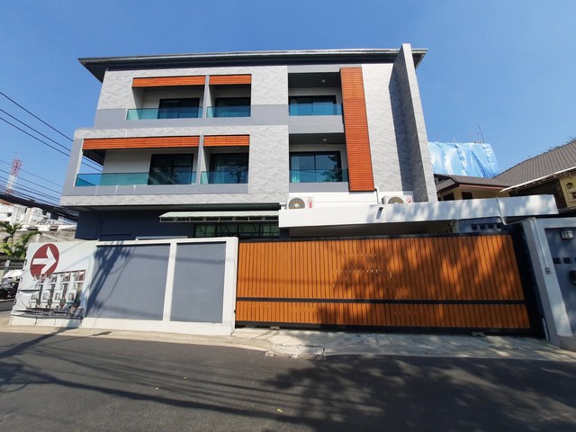 RP0906 ให้เช่าอาคาร 3 ชั้น 70 ตรว. 400 ตรม. 6 ห้องนอน 6 ห้องน้ำ แอร์ 9 ใกล้MRTสุทธิสาร Home Office ใกล้ MRTสุทธิสาร ห้วยขวางที่ตั้ง : ซอย 20 มิถุนา ถนนสุทธิสารวินิจฉัย เขตห้วยขวาง กรุงเทพฯอาคารสำนักงาน 3 ชั้น 70 ตารางวา  399 ตร.เมตร6 ห้องนอน 6 ห้องน้ำ 2 ห้องรับแขก1ห้องครัว  มีแอร์ให้ 9 ตัว , มีปั้มน้ำให้ 4 ตัว ที่จอดรถ 3 คันราคาเช่า 100,000 บาท/เดือน สัญญา -1- ปี (เงินประกัน 2 เดือน + ล่วงหน้า 1 เดือน)ving rooms1 kitchen; includes 9 air condi
