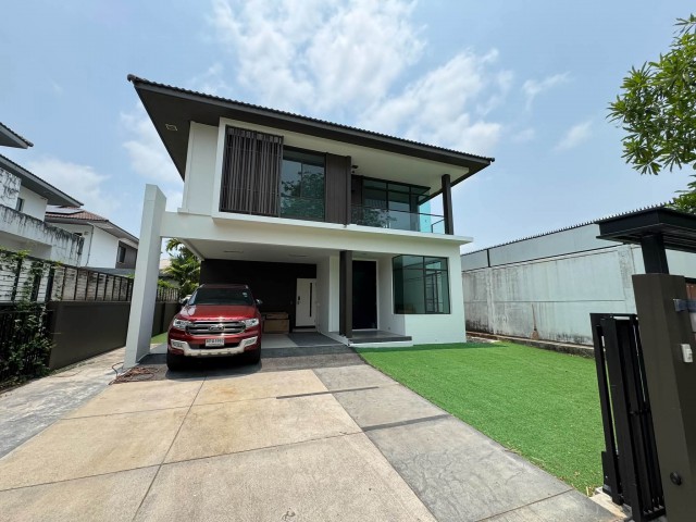 ให้เช่า #บ้านเดี่ยว หมู่บ้านมัณฑนา อ่อนนุช - วงแหวน 4 #ใกล้เมกาบางนา ราคาเช่า : 50,000 บาท/เดือนพร้อมอินเตอร์เนตรายเดือน(มัดจำ 2 เดือน + ค่าเช่าล่วงหน้า 1 เดือน)#รายละเอียดประเภททรัพย์ : บ้านเดี่ยว 2 ชั้นหมู่บ้าน : มัณฑนา อ่อนนุช - วงแหวน 4ขนาดที่ดิน :  66 ตารางวา พื้นที่ใช้สอย : 136 ตารางเมตรจำนวนห้อง : 3 ห้องนอน / 3 ห้องน้ำที่จอดรถ : 2-4 คันทิศบ้าน : หันหน้าทิศใต้ หลังมุม **ไม่ติดบ้านใคร �