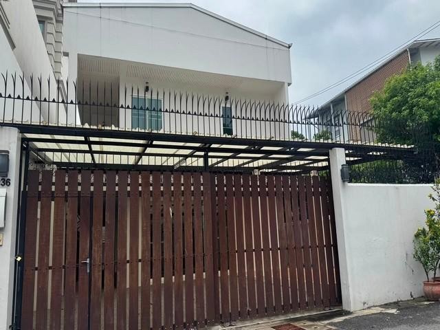 ขายบ้านเดี่ยว 2 ชั้น 55 ตรว. 4 ห้องนอน สุขุมวิท 65 (ชัยพฤกษ์) ใกล้ BTS เอกมัย และ BTS พระโขนง บ้านพร้อมอยู่ติดต่อ:: ชยา โทร/ID Line:: 0942823961Link Line:: https://line.me/ti/p/3xFA1An8Kcรหัส# T26-883บ้านเดี่ยว 2 ชั้น สุขุมวิท 65 (ชัยพฤกษ์) บ้านพร้อมอยู่• เนื้อที่ 55 ตารางวา• 4 ห้องนอน• 2 ห้องน้ำ• 2 ห้องครัว• 1 ห้องนอน + 1 ห้องน้ำแม่บ้าน• การตกแต่งใหม่ พื้นล่างปูด้วยกระเบื้องแกรนิตโต้• พื้นบนปูด้วยไม้ปาร์เก้ ติดมุ้งลวด+เหล็กดั�