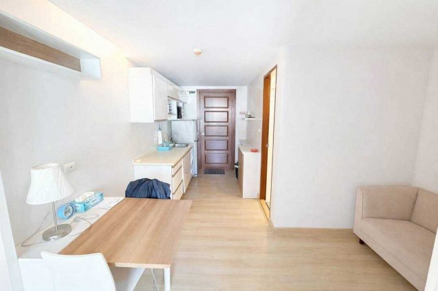 AOM 2935For Sale / ขาย The Emerald Residence Ratchada 1|1 33ตร.ม   โครงการ Emerald Residence Ratchada (เอมเมอรัล เรสซิเดนซ์ รัชดา) แขวงดินแดง เขตดินแดง,กรุงเทพมหานคร   คอนโด   1  ห้องนอน   1   ห้องน้ำ    ใช้สอย   32.32 ตร.ม.ราคา 2,150,000คอนโดพร้อมอยู่ ทำเลศักยภาพใจกลางรัชดา ใกล้ MRT ห้วยขวาง เดินทางสะดวก เหมาะสำหรับอยู่อาศัยเองหรือซื้อเพื่อลงทุนปล่อยเช่ารายละเอียดห้อง- โครงการ : The Emerald Residence Ratchada- ชั้น 5 สูง 8 ชั้น- พื้นที่ใช้สอย 32.32 ตร.ม.- 1 ห้องนอ�