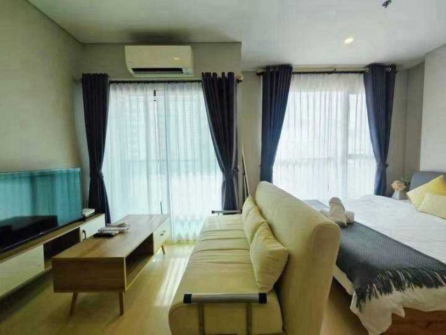 AOM 2931For Sale / ขาย Lumpini Suite Phetchaburi – Makkasan ชั้น 9 พื้นที่ใช้สอย 23 ตร.ม.   แขวงมักกะสัน เขตราชเทวี,กรุงเทพมหานคร  1  ห้องนอน   1   ห้องน้ำ   ที่ดิน   23.00 ตร.ม.   ใช้สอย   23.00 ตร.ม.ราคา฿ 2,690,000คอนโดใจกลางเมือง ทำเลศักยภาพ ใกล้ MRT เพชรบุรี และ Airport Rail Link มักกะสัน เหมาะสำหรับอยู่อาศัยเองหรือซื้อเพื่อลงทุนปล่อยเช่า━━━━━━━━━━━━━━━━━━รายละเอียดห้อง- โครงการ : Lumpini Suite Phetchaburi – Makkasan- ชั้น 9 สูง 35 ชั้น- พื้นที่ใช้สอย 23 ตร.ม.- ห�