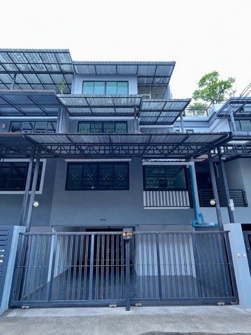 RT01998 ให้เช่าโฮมออฟฟิศ 3 ชั้น เล่นระดับ 7 ชั้น  300 ตรม.แอร์ 7 เครื่อง  ทำเลลาดพร้าว 41 แยก 6-9ออฟฟิศ ทำเลลาดพร้าว 41 แยก 6-9เลขที่ 138/42 ซอยลาดพร้าว 41 (ภาวนา) แยก 6-9 ถ.ลาดพร้าว แขวงจันทรเกษม เขตจตุจักร กทม. 10900 โฮมออฟฟิศ 32 ตร.ว.300 ตร.ม.8 ห้องทำงาน 5 ห้องน้ำต่อเติมดาดฟ้า  เหมาะสำหรับ สำนักงาน Home Office ธุรกิจออนไลน์ อยู่อาศัยพร้อมทำงานค่าเช่าเพียง 40,000 บาท/เดือนมัดจำ 2 ล่วงหน้า 1Office for rent in Ladprao 41, Soi 6-9Address: 138/42 Ladprao 4