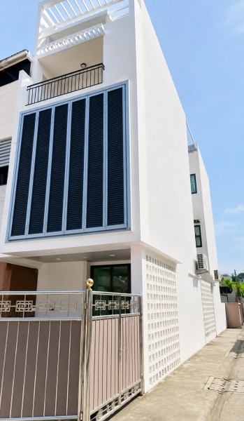ทาวน์โฮม 3ชั้น แปลงมุม 33ตร.ว.4 นอน 5แอร์ MRTพหลโยธิน 950ม.เซ็นทรัล ลาดพร้าว 980ม.ตรงข้ามลาดพร้าว15 MRTลาดพร้าว560ม. 390ตร.ม.3น้ำ พร้อมเฟอร์ฯ 5 แอร์ ใกล้   เหมาะสำหรับอยู่อาศัย โฮมออฟฟิศ  หรือธุรกิจขนาดเล็ก  เดินทางสะดวก ใกล้สถานศึกษา รถไฟฟ้า และทางด่วนดอนเมืองโทลล์เวย์ ให้เช่า 54,998 บาท/เดือนCentral Ladprao 980m. MRT Phahonyothin 950m. 4bed 5A/C Opposite Ladprao 15. MRT Ladprao 560m. 3 story corner townhome  33sq.wa. 390sq.m. 3bath 5a/c and furniture. Ideal for residence home office or business. Near BTS schools and Don Mueang Tollway. Rent 5