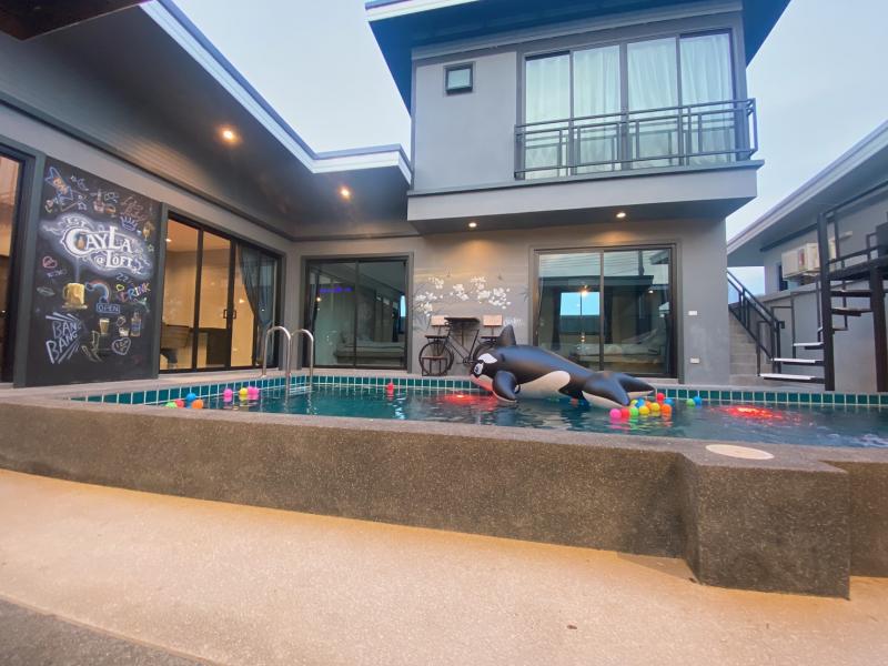 ขายบ้านพูลวิลล่า โครงการ Cayla @ Loft HuaHin Pool Villa. ทำเลดี อำเภอหัวหิน ประจวบคีรีขันธ์ที่ตั้ง : ตำบลหินเหล็กไฟ อำเภอหัวหิน ประจวบคีรีขันธ์ 77110พิกัด : https://maps.app.goo.gl/cEK3qNT2f5t2uXrh6?g_st=ilขนาดพื้นที่ : 70 ตรว ขนาดพื้นที่ใช้สอย : 300ตรมรายละเอียด-บ้าน Cayla @ Loft HuaHin Pool Villa.-บ้านเปิดใหม่เอาใจสายตี้เสียงดังได้ไม่มีลิมิท   -เปิด 4 ห้องนอน3 ห้องน้ำ -วันอาทิตย์-พฤหัส   ราคา 5,900฿ / 15ท่าน-วันศุกร์   ราคา 6,500฿/15ท่าน          -วันเสาร์  ร�