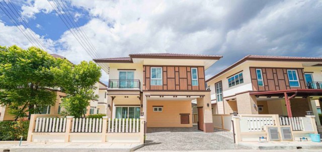บ้านให้เช่า 3 ห้องนอน 3 ห้องน้ำ โครงการแกรนด์ล้านนา เมอริเดียน | ถนนสันกำแพงสายใหม่ เชียงใหม่ให้เช่าบ้านเดี่ยวในโครงการคุณภาพ ทำเลดี เดินทางสะดวกบนถนนสันกำแพงสายใหม่ เหมาะสำหรับครอบครัว คนทำงาน หรือผู้ที่ต้องการบ้านพักอาศัยในโครงการที่มีความปลอดภัยและสิ่งอำนวยความสะดวกครบ ค่าเช่า 24,000 บาท/เดือน รวมค่าส่วนกลางแล้วรายละเอียดบ้าน 3 ห้องนอน 3 ห้องน้ำ เนื้อ�
