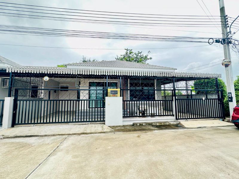 ???? ปล่อยเช่าบ้านเดี่ยวชั้นเดียว พร้อมเข้าอยู่????หลังโรงเรียนพนัสนิคม หมู่บ้านมีสุข 8 อ.พนัสนิคม จ.ชลบุรี✨ บ้านสะอาด น่าอยู่ ปลอดภัย เหมาะสำหรับครอบครัว หรือพนักงานที่ทำงานในพื้นที่????️ รายละเอียดบ้าน• 3 ห้องนอน• 2 ห้องน้ำ• 1 ห้องครัว• จอดรถในบ้านได้ 2 คัน• ปูพื้นเต็มทั้งหลัง สะอาด พร้อมเข้าอยู่???? เฟอร์นิเจอร์และเครื่องใช้ไฟฟ้า✅ เตียงพร้อมฟูก 5 ฟุต 1 ชุด✅ เตียงพร�