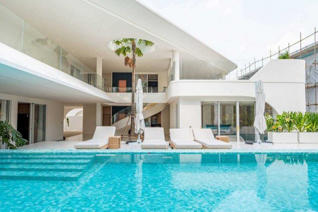 AOM 2940For Sale / ขาย Big V – Type B Luxury Family Pool Villa พูลวิลล่าสุดหรูสำหรับครอบครัว บนที่ดินขนาดใหญ่  Rare Investment Opportunity   ตำบลบางละมุง บางละมุง,ชลบุรี   บ้านเดี่ยว   7  ห้องนอน   8   ห้องน้ำ   1  ห้องรับแขก   1  ห้องครัว   ที่ดิน   243.00 ตร.ว.   ใช้สอย   1091.00 ตร.ม.ราคา 75,800,000สัมผัสการอยู่อาศัยระดับ Ultra Luxury กับพูลวิลล่าสุดพรีเมียม ที่ออกแบบเพื่อการใช้ชีวิตของครอบครัวขนาดใหญ่ พร้อมพื้นที่ใช้สอยมหาศาล รองรับทั้งการพักอาศั