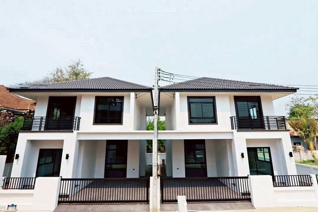 ให้เช่า 30,000 บาท/เดือน ขาย 3.89 ล้าน #โซนหางดง บ้านแฝด 2 ชั้น มี 2 หลัง #สไตล์คอนเทมเพอรารี่–โมเดิร์น #ใกล้กาดฝรั่ง #น้ำไม่ท่วม #บ้านพร้อมอยู่ เหมาะทั้งอยู่อาศัย และลงทุน (บ้านว่าง 15 มิ.ย. 69)เนื้อที่เริ่มต้น 36 และ 39 ตร.ว.พื้นที่ใช้สอย 152 ตร.ม.3 ห้องนอน | 3 ห้องน้ำ1 ห้องครัว2 ที่จอดรถวัสดุก่อสร้างคุณภาพ + สุขภัณฑ์ Cottoของแถมจัดเต็ม!!ประตูรั้วรีโมทโรงจอดรถพื้นทรายล้างระบบกันปลวกทั้ง�