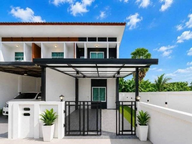 F14M0013⁕Townhome for sale!ทาวน์โฮมสวยหลังมุม ในงบไม่เกิน 3 ล้าน มีจริง!ทาวน์โฮมหลังมุม พร้อมเฟอร์นิเจอร์ พื้นที่ 34 ตร.ว. มีสวนข้างบ้าน เข้าอยู่ได้ทันที รับสัตว์เลี้ยงค่ะ ราคาเพียง 2.89 ล้านบาท!พิกัด : บ้านงามเจริญ 15 (108/16)https://maps.app.goo.gl/coDpDzMnJn92dUHh6*รายละเอียดบ้าน-2 ห้องนอน-2 ห้องน้ำ-1 ห้องครัวขนาดใหญ่-พื้นที่สวนข้างบ้าน-แถมเฟอร์นิเจอร์ พร้อมหิ้วกระเป๋าเข้าอยู่ได้ทันที*ราคาเพียง 2.89 ล้านบาท*จุดเ�