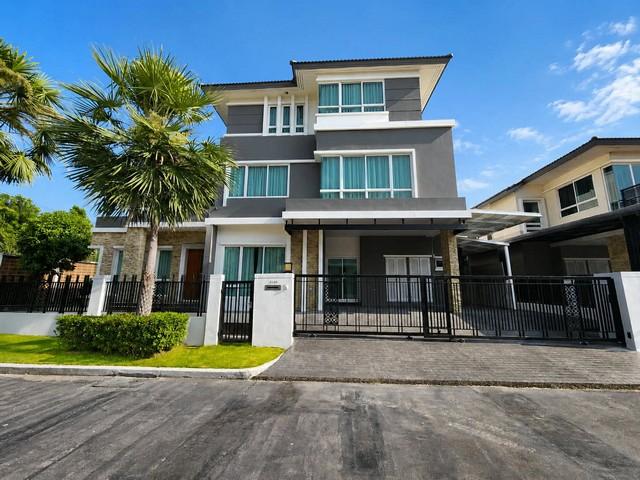 ขายบ้านเดี่ยว 3 ชั้น โครงการ Grand Bangkok Boulevard พระราม 9-ศรีนครินทร์ ใกล้ Brighton College Bangkokราคาขาย 26,500,000 บาทราคาเช่า 250,000 บาท / เดือนที่ตั้ง ถนนกรุงเทพกรีฑา แขวงทับช้าง เขตสะพานสูง กรุงเทพมหานคร 10250ติดต่อ : คุณภัสพงณ์ 0634098164Line : deedee23https://www.facebook.com/profile.php?id=61581484955548เนื้อที่ 103.1 ตารางวา พื้นที่ใช้สอย 500 ตารางเมตร จำนวน 3 ชั้น 5 ห้องนอน 6 ห้องน้ำ 1 ห้องแม่บ้าน จอดรถในร่ม 3 คันมี 2 ห้องโถงขนาดใหญ่ 1 ห้องรับประทานอาหาร