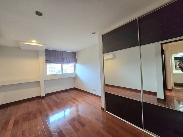 ขายถูกมาก คอนโด Duplex พื้นที่ 104 ตร.ม ใกล้รถไฟฟ้าเพียง 300 ม. ราคาแค่ 4.5 ล้าน Elite Residence Srinakarin 5ถ้าคุณกำลังมองหา คอนโดพื้นที่ใหญ่เหมือนบ้าน แต่ราคาไม่แรงประกาศนี้คือ “ของหายาก” ที่ไม่ควรปล่อยผ่านห้อง Duplex 2 ชั้นในยูนิตเดียวพื้นที่ใช้สอยมากถึง 104 ตร.มราคาเฉลี่ยเพียง ไม่ถึง 47,000 บาท/ตร.ม. (หาแทบไม่ได้ในโซนนี้)จุดเด่นที่ทำให้ห้องนี้ “คุ้มกว่าที่คิด”- ห้อง Duplex 2 ชั้น (ชั้น 5–6) โปร่ง โล่ง �