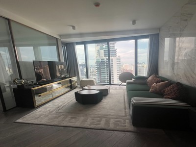 Pet Friendly  ชั้น 25  ห้องมุม  !! ให้เช่าคอนโดหรู ดิ เอสเทลล์ พร้อมพงษ์( The Estelle Phrom Phong ) โครงการระดับไฮเอนด์จาก Raimon Land 55.63 ตร.ม. ทำเลทองสุขุมวิท 26 ใกล้ BTS พร้อมพงษ์ 200 เมตร,The Emporium 150 เมตร !! ด่วนมาก.TPI-3242.ที่ตั้ง : 131 ซ. สุขุมวิท 26 แขวงคลองตัน เขตคลองเตย กรุงเทพมหานคร 10110Google maps : https://maps.app.goo.gl/RMKaTauu8eF6NcXp6g_st=com.google.maps.preview.copy.รายละเอียดห้อง:✅ ขนาดพื้นที่: 55.63 ตร.ม. (ชั้น 25) ✅ ห้องมุมฝ้าเพดานสูง 3.15 เมตร ✅ เพิ่มความโปร่งโล่งสบายบิ๊ว�