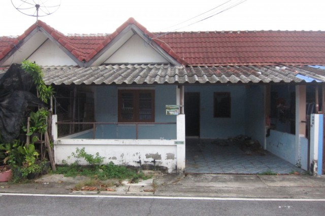 ขาย บ้านเดี่ยว/ทาวน์เฮ้าส์/คอนโด โครงการ หมู่บ้านอัมพร 1  ถนนมาบยา ซอย 8 แยกถนนมาบยา ตำบลมาบตาพุด อำเภอเมืองระยอง จังหวัดระยอง  ราคา   1,200,000    บาท  (ราคาต่อรองได้)  รายละเอียดทรัพย์ -  เนื้อที่ 21.0 ตรว.  พื้นที่ใช้สอย 84.0 ตรม. -  2 ห้องนอน 1 ห้องน้ำ จอดรถได้ 1 คัน -  1 ที่จอดรถ  -  บ้านหันไปทางทิศ ตก  พิกัดทรัพย์ : https://maps.app.goo.gl/9EjckLiyqXp9zvEi7  สถานที่ใกล้เคียง  - โรงพยาบาลมงกุฏระยอง- ตลาดสดเทศบาล มาบตา�
