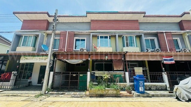 รหัสทรัพย์ : N1319ทาวน์โฮม บัวทองธานี เฟส 18 บางบัวทอง พร้อมอยู่ ทำเลดี ราคาถูกที่ตั้ง :&nbsp;ถนนกาญจนาภิเษก&nbsp;ตำบลบางบัวทอง&nbsp;อำเภอบางบัวทอง จังหวัดนนทบุรี&nbsp;11110รายละเอียดทรัพย์&nbsp;-&nbsp;ทาวน์โฮม 2 ชั้น เนื้อที่ 21.2 ตารางวา พื้นที่ใช้สอย 120 ตารางเมตร- 3 ห้องนอน, 2 ห้องน้ำ, 1 ห้องนั่งเล่น, 1 ห้องครัว, 1 ที่จอดรถ- บ้านตั้งอยู่ตรงข้ามสวนส่วนกลางของโครงการ- หน้าบ้านหันทางทิศตะวันตกเฉีย�