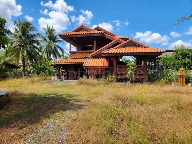 รหัสทรัพย์ &nbsp;7036บ้านเดี่ยว ไม้สัก 2 ชั้น ตำบลหนองหล่ม อำเภอดอกคำใต้ จังหวัดพะเยา บ้านทรงไทยวิวเขาที่ตั้ง : ตำบลหนองหล่ม อำเภอดอกคำใต้ จังหวัดพะเยา 56120รายละเอียดทรัพย์- บ้านเดี่ยว ไม้สัก 2 ชั้น&nbsp;ขนาดที่ดิน 232 ตารางวา พื้นที่ใช้สอย 140 ตารางเมตร- 3 ห้องนอน, 2 ห้องน้ำ, 2 ห้องนั่งเล่น- พื้นไม้สัก- บ้านหันทิศใต้สถานที่ทำเลใกล้เคียง- สถานีอนามัย, สถานีตำรวจ- โรงเรียนบ้านใหม่,