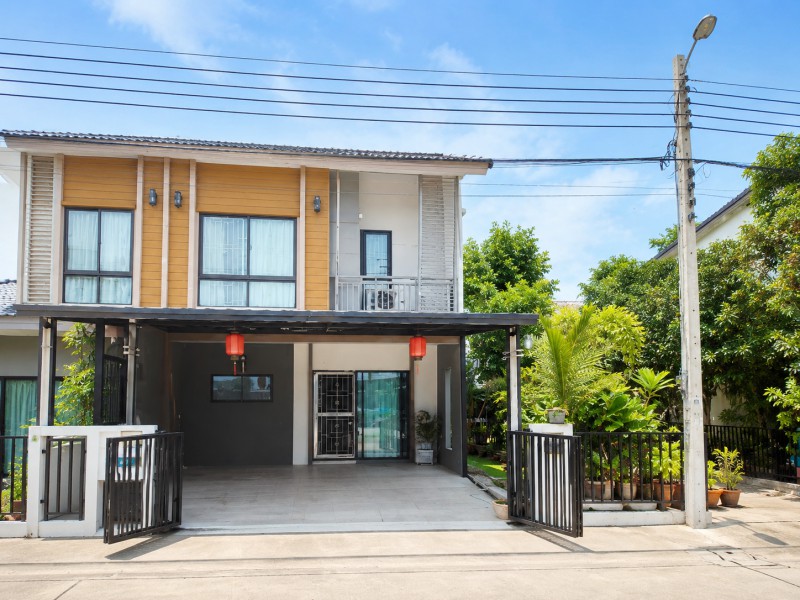 ใกล้ตลาดสดศรีวารี 900 ม. 21ตร.ว. 105 ตร.ม. ลาดกระบัง54 ให้เช่า ใหญ่มาก! ทาวน์โฮม 2 ชั้น หลังมุม 3 นอน 2 น้ำ  พร้อมเฟอร์ฯ และเครื่องใช้ไฟฟ้าครบ บรรยากาศเงียบสงบ ร่มรื่น เหมาะสำหรับอยู่อาศัย โฮมออฟฟิศ  เดินทางสะดวก ใกล้คิง เพาเวอร์ ศรีวารี 900 ม.สถานศึกษา โรงพยาบาล และนิคมอุตสาหกรรม  เชื่อมต่อถนนหลัก และAirport Link สุวรรณภูมิได้รวดเร็ว ราคา 14,998 บาทต่อเดือนnear Sriwaree Fresh Market 900 m. LatKrabang54 For rent 2-story corner Massive t