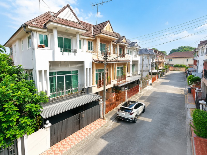ถ เลี่ยงเมืองปากเกร็ด ซ25-31 ให้เช่าทาวน์โฮม3ชั้น3นอน3น้ำ โรบินสันไลฟ์สไตล์ ศรีสมาน 900 ม. 14,999บ.ต่อเดือน ทางด่วนศรีสมาน1กม.เมืองทองธานี 2.8ซ็นทรัลแจ้งวัฒนะ 3 กม.บิ๊กซี แจ้งวัฒนะ 3 กม.แม็คโคร แจ้งวัฒนะ 3 กม.โลตัส แจ้งวัฒนะ 3 กม.เหมาะสำหรับอยู่อาศัยระยะยาว ขนาดที่ดิน 23ตร.ว. พื้นที่ใช้สอย 160ตร.ม. บ้านหลังใหญ่ บรรยากาศเงียบสงบ เดินทางสะดวก เหมาะสำหรับอยู่อาศัยของครอบครัวเฟอร์น
