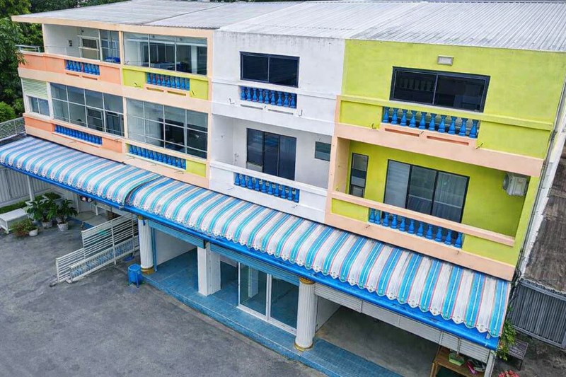 สะพานข้ามแม่น้ำแคว แม่กลอง 3 น้ำ 24ตร.ว.อาคารพาณิชย์ 3 ชั้น 4 นอน กาญจนบุรี บ้านใต้  288ตร.ม.1 จอดรถ ใกล้ตลาดชุกโดน 300 ม.ทำเลใจกลางเมือง เหมาะสำหรับอยู่อาศัย สำนักงาน ร้านค้า คาเฟ่ คลินิก และธุรกิจ ให้เช่า 5,998B-M. ใกล้รพ.ธนกาญจน์ 700 ม. สถานที่ราชการ  ศาลหลักเมือง และแหล่งท่องเที่ยว  เดินทางสะดวก เชื่อมต่อถนนสายหลักของเมืองกาญจนบุรี 3-story commercial building 4bed Kanchanaburi BanTai RiverKwai Bridge MaeKlong. 3bath 24sq.wa. 288sq.m. usable area an