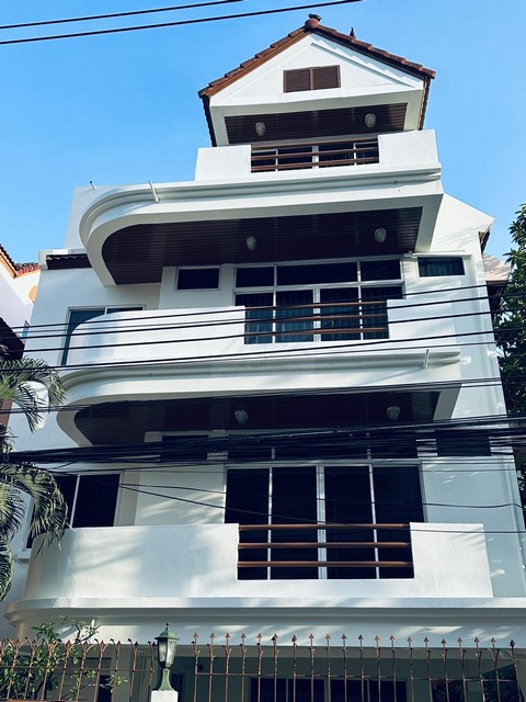 ให้เช่าบ้านเดี่ยว 4 ชั้น 5 ห้องนอน ย่านพร้อมพงษ์ ซอยสุขุมวิท 31 ตกแต่งพร้อมเฟอร์นิเจอร์ ใกล้ BTS พร้อมพงษ์, Emporium ** รับ Air Bnb *** ราคาเช่า 120,000 บาท/เดือนติดต่อ:: ชยา โทร/ID Line:: 0942823961   Link Line:: https://line.me/ti/p/3xFA1An8Kcรหัส# T26-950บ้านเดียว ย่านพร้อมพงษ์ สุขุมวิท 31 ย่านเอ็มโพเรียม • เนื้อที่ 40 ตรว.• พื้นที่ใช้สอยประมาณ 350 - 400 ตรม. • 5 ห้องนอน 5 ห้องน้ำ• ห้องแม่บ้าน, กล้องวงจรปิด, สวนขนาดเล็ก, • ที่จอดรถ 2-3 คัน, • ปรับปร