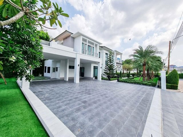 ขายบ้านเดี่ยวหลังมุม 210 ตรว. 5 ห้องนอน โครงการ Perfect Masterpiece สุขุมวิท77 (Size ใหญ่สุด) ใกล้สนามบินสุวรรณภูมิ*** ราคาขาย 39.5 ล้านบาท *** ราคาเช่า 285,000 บาท/เดือน ติดต่อ::  ชยา โทร/ID Line:: 0942823961   Link Line:: https://line.me/ti/p/3xFA1An8Kcรหัส# T26-946บ้านเดี่ยวหลังมุม โครงการ Perfect Masterpiece สุขุมวิท77 ใกล้สนามบินสุวรรณภูมิ• ที่ดิน 210 ตรว. (ใหญ่สุด) • พื้นที่ใช้สอย 585 ตรม. • 5 ห้องนอน • 5 ห้องน้ำ• 1 ห้องอเนกประสงค์ชั้นล่าง ทำเป็นห้องทำงานหรือ�