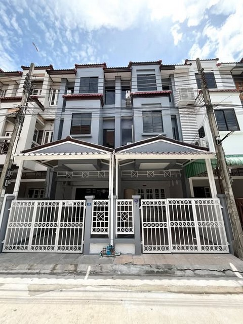 ให้เช่าทาวน์โฮม 3 ชั้น 4 ห้องนอน รามอินทรา 34 รีโนเวทใหม่ เลียบทางด่วนรามอินทรา เฟอร์พร้อมอยู่ (ว่าง 2 หลังคู่) *** ราคาเช่าหลังละ 25,000 บาท/เดือน (ว่าง 2 หลังคู่) ติดต่อ: ชยา โทร/ID Line:: 0942823961   Link Line:: https://line.me/ti/p/3xFA1An8Kcรหัส# T26-654ทาวน์โฮม 3 ชั้น รามอินทรา 34 รีโนเวทใหม่ เลียบทางด่วนรามอินทรา รายละเอียด /หลัง • ขนาด 200 ตารางเมตร• 4 ห้องนอน • 3 ห้องน้ำ • 1 ห้องรับแขก / 1 ห้องครัว • 3 ที่จอดรถ (ในบ้าน 1 คัน หน้�