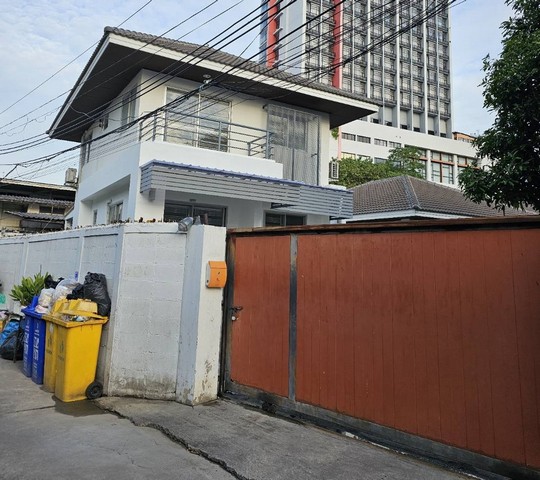 RH02264 ให้เช่าบ้านเดี่ยว 2 ชั้น 3 ห้องนอน 2 ห้องน้ำ แอร์ 3 ผ้าม่านทั้งหลัง  ซอยเจริญราษฎร์ 8บ้านเดี่ยว  ย่านสาทร เจริญราษฎร์ 8ซอย เจริญราษฎร์ 8แขวงบางโคล่ เขตบางคอแหลม กรุงเทพมหานคร 10120บ้านเดี่ยว 2 ชั้น 54 ตรว. 3 ห้องนอน 2 ห้องน้ำ แอร์ 3 ผ้าม่านทั้งหลัง การเดินทางสะดวก  ใกล้BTS เข้าออกได้หลายทางใกล้ห้างเทอมินอล21 สาขาพระราม3ราคาเช่า 25,000/ เดือน Detached House in the Sathorn - Charoen Rat 8 AreaSoi Charoen Rat 8, Bang Khlo Subdistrict, Bang Kho Lae