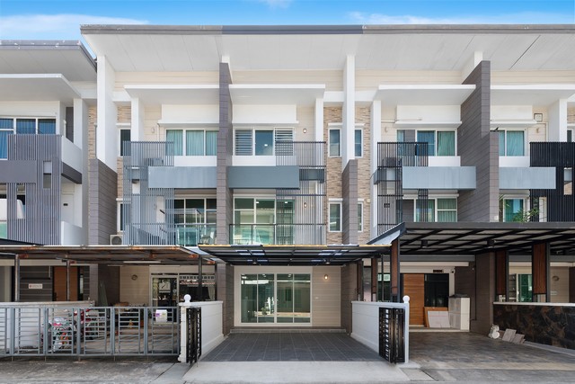โอกาสพิเศษ! ทาวน์โฮม 3 ชั้น รีโนเวทใหม่ พร้อมอยู่ ทำเลศักยภาพใจกลางเกษตร-นวมินทร์ โครงการคุณภาพจากแสนสิริหากคุณกำลังมองหาบ้านพร้อมอยู่ บนทำเลที่ตอบโจทย์การใช้ชีวิตเมือง พร้อมสิ่งแวดล้อมสงบและปลอดภัย ทาวน์โฮม 3 ชั้นหลังนี้ คือคำตอบที่คุณไม่ควรพลาดดูทำเลที่ตั้งโครงการ: https://maps.app.goo.gl/raY1u33DsBoaP7qd8รายละเอียดทรัพย์ แบบบ้าน: ทาวน์โฮม 3 ชั้น รีโนเวทใหม่ทั้งหลัง-พื้นที่�
