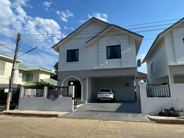 บ้านให้เช่า 39,000 บาท/เดือน #โซนหางดง – #หนองควาย #วิวดอย #เฟอร์นิเจอร์ครบ #พร้อมเข้าอยู่ #ใกล้กาดฝรั่ง และโรงเรียนนานาชาติหลายแห่ง #รับสัตว์เลี้ยง พิจารณาเป็นเคสรายละเอียดบ้าน:5 ห้องนอน4 ห้องน้ำจอดรถในบ้าน 2 คัน (รถขนาดเล็กจอดได้ 2–4 คัน)ห้องน้ำในตัว 2 ห้องอ่างอาบน้ำ 1 ห้องเฟอร์นิเจอร์และเครื่องใช้ไฟฟ้าครบเฟอร์นิเจอร์ตามภาพทีวี 2 เครื่องเครื่องปรับอากาศ 6 เครื่องเ�