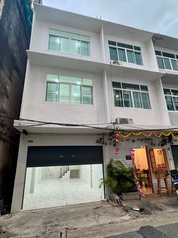 RTJ2294ให้เช่าทาวโฮม 4ชั้น หลังมุม เลี้ยงสัตว์ได้   ซอยสาทร 11   ใกล้ BTS เซนต์หลุยส์,โรงเรียนอัสสัมชัญแผนกประถม โรงเรียนกรุงเทพคริสเตียนพื้นที่ใช้สอย 180 ตารางเมตร 4ห้องนอน 6ห้องน้ำ 1 จอดรถในบ้านสนใจติดต่อคุณเจี๊ยบ 092-851-6969Line:keti2522ราคาเช่า 50,000 บาท /เดือนซอย สาทร 11 แขวงยานนาวา เขตสาทร กรุงเทพมหานคร 10120ให้เช่าทาวเฮ้าส์ 4 ชั้นพร้อมดาดฟ้า รีโนเวทใหม่ทั้งหลัง  มีที่จอดรถหน้าบ้าน 1 คัน