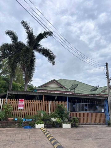 บ้านเดี่ยว พร้อมอยู่ พื้นที่กว้าง บรรยากาศร่มรื่น บ้านเดี่ยว(51 ตรว.) 2 ห้องนอน  1 ห้องน้ำ 1 ห้องครัว 1 ห้องโถง โรงจอดรถในบ้าน ต่อเติมหน้า-หลังบ้านแล้ว พร้อมครัวไทย พื้นที่ดินเดินได้ มีปลูกต้นไม้ร่มรื่นย์ น่าอยู่ บ้านหลังมุม พื้นที่เยอะ ไม่อึดอัด บรรยากาศสงบหน้าบ้านไม่ติดใคร เป็นพื้นที่โล้ง เพื่อนบ้านดี อยู่เป็นระเบียบไม่วุ่นวาย .............................. แถม  แอร์ 2 ตัวพร้อม�