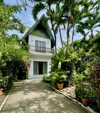 AOM 2948ขายด่วน บ้านเดี่ยวดีไซน์พิเศษ บนที่ดิน 100 ตร.ว. 250 ตร.ม. 4 ห้องนอน ซอยสายไหม 7 เพียง 150 เมตรจากถนนสายไหม   แขวงสายไหม เขตสายไหม,กรุงเทพมหานคร  4  ห้องนอน   2   ห้องน้ำ   1  ห้องครัว   ที่ดิน   100.00 ตร.ว.   ใช้สอย   250.00 ตร.ม.ราคา 9,900,000ค่าโอนกรรมสิทธิ์คนละครึ่งบ้านเดี่ยวที่ออกแบบและสร้างเองอย่างพิถีพิถัน โดดเด่นด้วยเพดานสูงโปร่งถึง 4.5–7 เมตร ให้ความรู้สึกโล่ง สบาย รับแสงธรรมชาติได้ตลอ