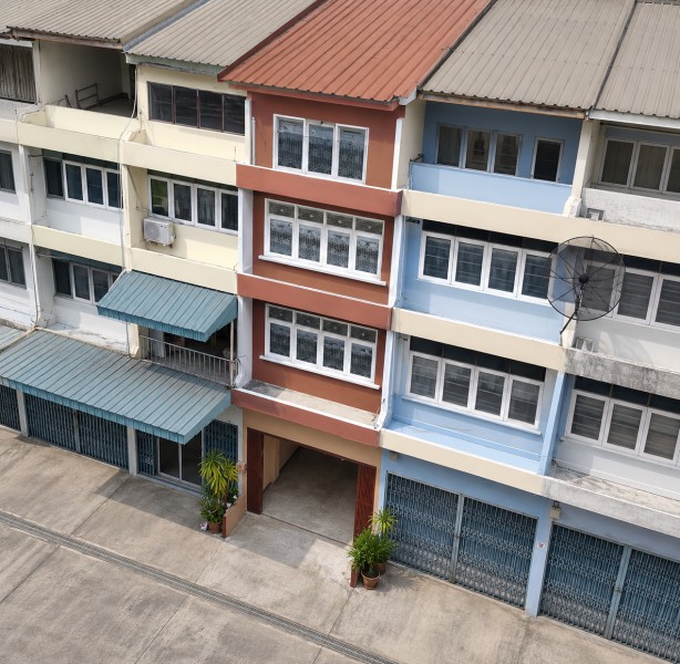 จอมทอง2-12  ใกล้ BTSวุฒากาศ1.6กม.  CJ MOREจอมทอง13 600ม. อาคารพาณิชย์ 4 ชั้น 2 นอน 2 น้ำ 18 ตร.ว.288 ตร.ม. บางขุนเทียน 900 ม.