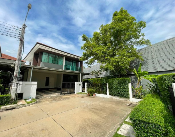 ให้เช่า #บ้านเดี่ยว  หมู่บ้านเศรษฐสิริ กรุงเทพกรีฑา , บ้านรีโทเวทใหม่ #ใกล้รรนานาชาติไบรท์ตัน ราคาเช่า : 95,000 บาท/เดือน#รายละเอียดประเภททรัพย์ : บ้านเดี่ยว 2 ชั้นหมู่บ้าน : เศรษฐสิริ กรุงเทพกรีฑาขนาดที่ดิน :  73 ตรว. พื้นที่ใช้สอย :  290 ตารางเมตรจำนวนห้อง : 4 ห้องนอน 3 ห้องน้ำ- 1 ห้องแม่บ้านแยกจากตัวบ้าน ที่จอดรถ : 2-3 คันเฟอร์นิเจอร์ / เครื่องใช้ไฟฟ้า : บ้านตกแต่งครบพร้อมย้ายเข