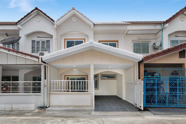 ราคาพิเศษที่สุดในโครงการ! ???? เพียง 1,990,000 บาท จาก 2,090,000 ส่วนลด 100,000 บาท  ทาวน์โฮม 2 ชั้น รีโนเวทใหม่ หมู่บ้านบัวทองธานีพาร์ค 17 บางบัวทอง ต่อเติมครบ ทำเลดีติดถนนใหญ่ อยู่ตรงข้ามตลาดสมบัติบุรี พร้อมอยู่                      พื้นที่ : 21 ตร.ว. พื้นที่ใช้สอย : 130 ตร.ม. 3 ห้องนอน 2 ห้องน้ำ ที่จอดรถ 1 คัน บ้านเลขที่ 14/2811 ซอย 5/6 จุดเด่นของบ้าน ตกแต่งใหม่ด้วยวัสดุคุณภาพทั้งหลัง โรงจอดรถมีหลังคาพร้อมใช