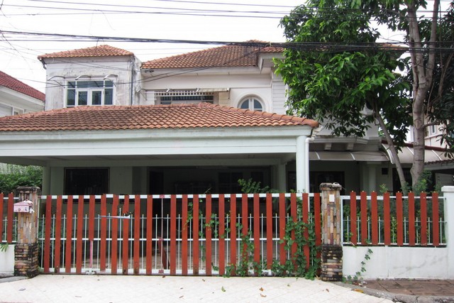  ขาย บ้านเดี่ยว/ทาวน์เฮ้าส์/คอนโด บ้านเดี่ยว 2 ชั้น หมู่บ้านชวนชื่น แจ้งวัฒนะ  ถนน/ซอย ตำบลบางพูด อำเภอปากเกร็ด จังหวัดนนทบุรี  ราคา   7,050,000    บาท  (ราคาต่อรองได้)  รายละเอียดทรัพย์ -  เนื้อที่ 76.50 ตรว.  พื้นที่ใช้สอย 382 ตรม. -  4 ห้องนอน 3 ห้องน้ำ  -  1 ที่จอดรถ  -  บ้านหันไปทางทิศ ใต้  พิกัดทรัพย์ : https://maps.app.goo.gl/qyjtHPnWrMyRFHAU6  สถานที่ใกล้เคียง  - โรงเรียนอัมพรไพศาล- โรงพยาบาลกรุงไทย- บิ๊กซี เอ็กซ์�