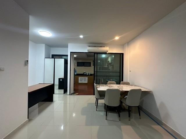 ให้เช่าทาวน์โฮม 3 ชั้น 3 ห้องนอน Eco Space Bangna (อีโค สเปซ บางนา) บางนา กม.8 ใกล้เมกะบางนา 5 นาทีติดต่อ:: ชยา โทร/ID Line:: 0942823961Link Line:: https://line.me/ti/p/3xFA1An8Kcรหัส# T26-909ทาวน์โฮม 3 ชั้น Eco Space Bangna (อีโค สเปซ บางนา) บางนา กม.8• พื้นที่ใช้สอยประมาณ 170 ตร.ม.• 3 ห้องนอน• 3 ห้องน้ำ• มีห้องครัว• 1 ที่จอดรถ• เครื่องซักผ้า ตู้เย็น ทีวี ไมโคเวฟ เตา• Free Wifi• เลี้ยงสัตว์ ขนาดเล็กได้ ไม่เกิน 2 ตัวสิ่งอำนวยความสะดวก: สวนสาธารณะสไตล์ 