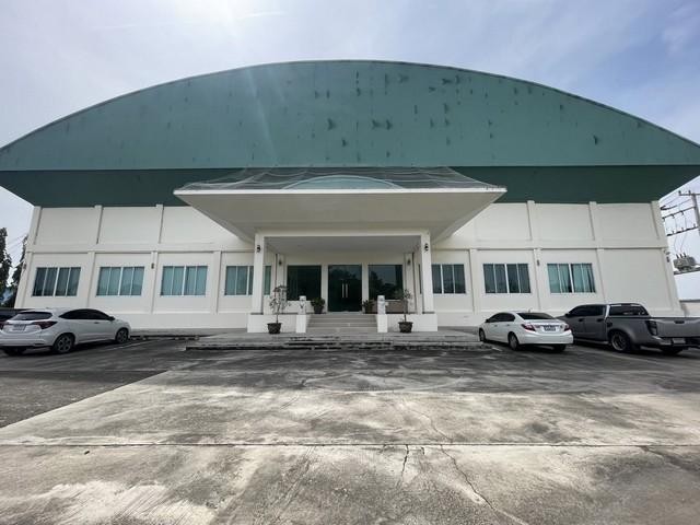 ขายโรงงานพร้อมสำนักงาน 6 ไร 2 งานกว่า พร้อมใบอนุญาต รง. ลาดหลุมแก้ว ปทุมธานีติดต่อ:: ชยา โทร/ID Line:: 0942823961Link Line:: https://line.me/ti/p/3xFA1An8Kcรหัส# T26-903โรงงานพร้อมสำนักงาน พร้อมใบอนุญาต รง. ลาดหลุมแก้ว ปทุมธานี• เนื้อที่ 6-2-73 ไร่ (10,692 ตารางเมตร)• พื้นที่โรงงาน 1,900 ตรม.• พื้นที่สำนักงาน 380 ตรม.• หม้อแปลงไฟฟ้า : 315 Kva• ขนาดกว้าง X ยาว X สูง (สำนักงาน) 38 x 10 x 2.80 เมตร• ขนาดกว้าง X ยาว X สูง (โรงงาน) 38 x 50 x 15 เมตร• พื้นรับน้ำ