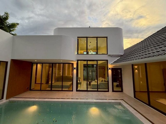 ราคาพิเศษเพียง 13.99 ล้านบาท (พร้อมเฟอร์นิเจอร์ Fully Furnished) WANGTAAN Pool Villa – พูลวิลล่าหรูเพื่อการอยู่อาศัย และการลงทุน เชียงใหม่ พูลวิลล่าหรูออกแบบเพื่อความสะดวกสบาย และความสง่างามขนาดที่ดิน: 103 ตร.ว.พื้นที่ใช้สอย: 296 ตร.ม.4 ห้องนอน พร้อมพื้นที่ส่วนตัว5 ห้องน้ำ ดีไซน์หรูครัวไทย + ครัวฝรั่งห้องทานข้าว + ห้องนั่งเล่นสระว่ายน้ำส่วนตัวขนาด 4x7 เมตรที่จอดรถ 2 คัน#เฟอร์นิเจอร์บิ้วอิน�